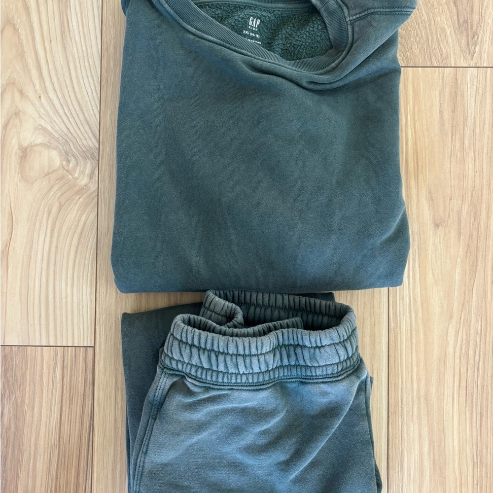 GAP Kids Evergreen Sweatshirt and Sweatpants